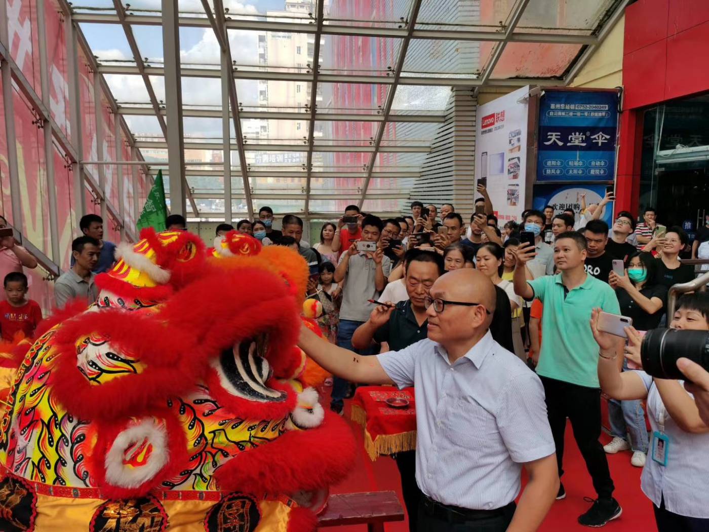 集团物业部李经理和惠州白马商城负责人为舞狮点睛
